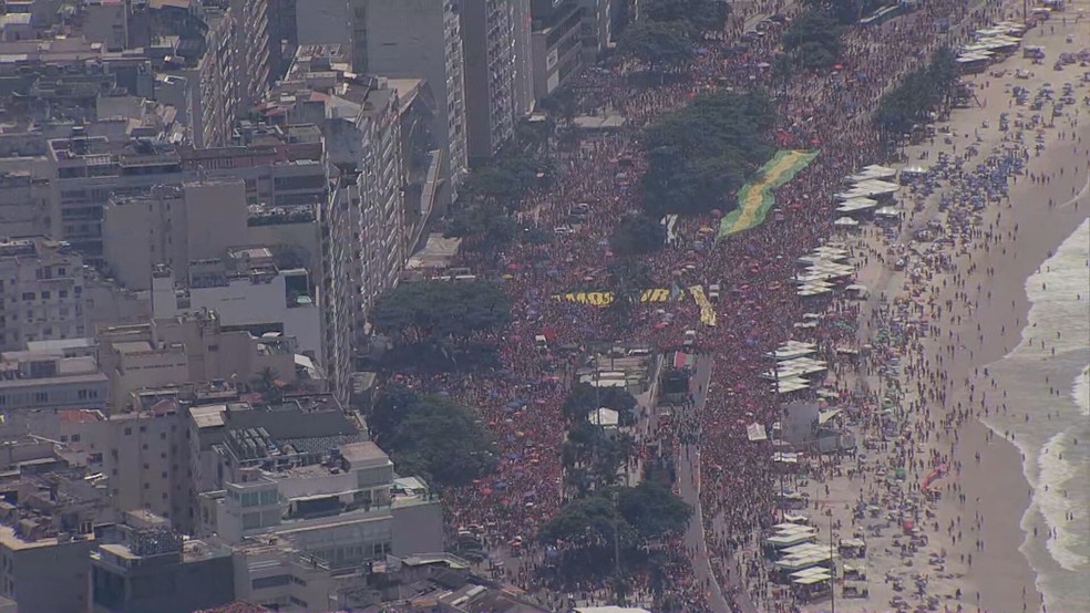 Eleitores de Lula participam de manifestação em Copacabana, na Zona Sul do Rio de Janeiro — Foto: Amadeu Queiroz/ TV Globo