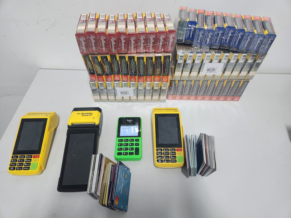 Cartões bancários, máquinas e maços de cigarros apreendidos com suspeitos de golpes em Campinas (SP) — Foto: Polícia Militar Rodoviária/4º BPRv