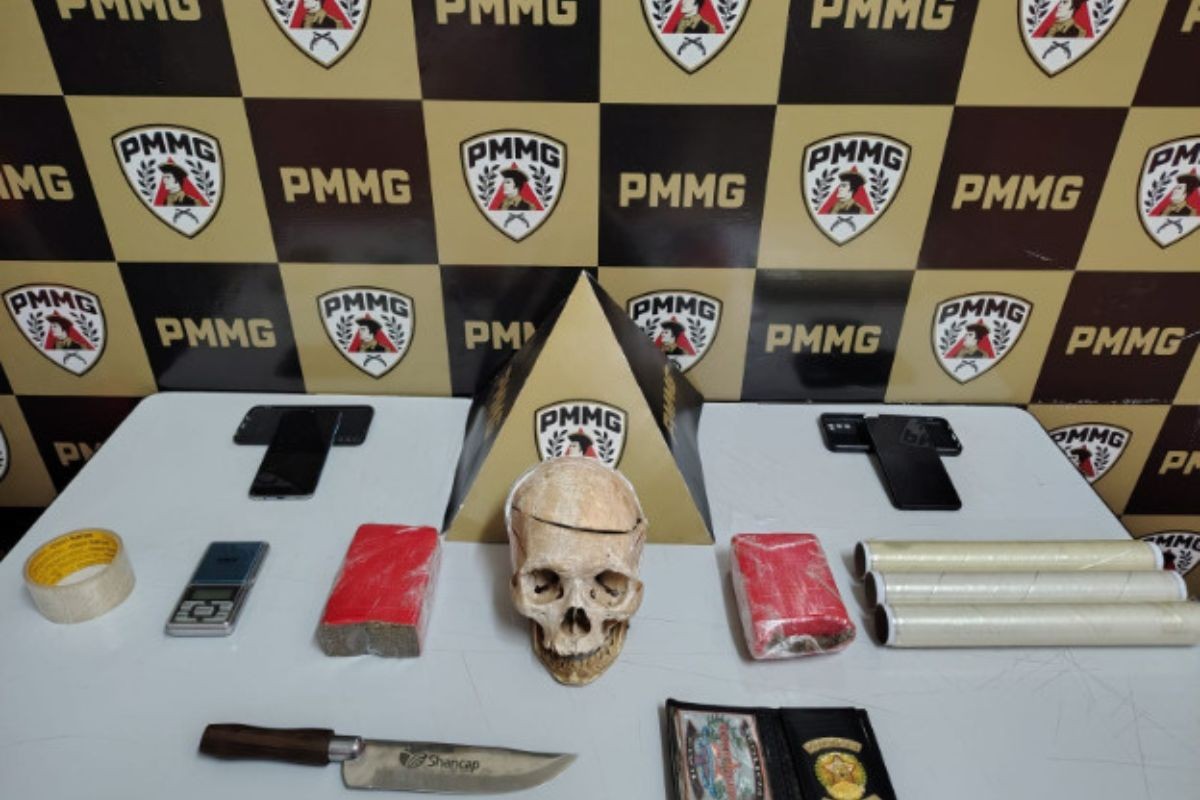Com crânio humano em casa e carteira falsa da polícia, homem é preso por tráfico de drogas em MG