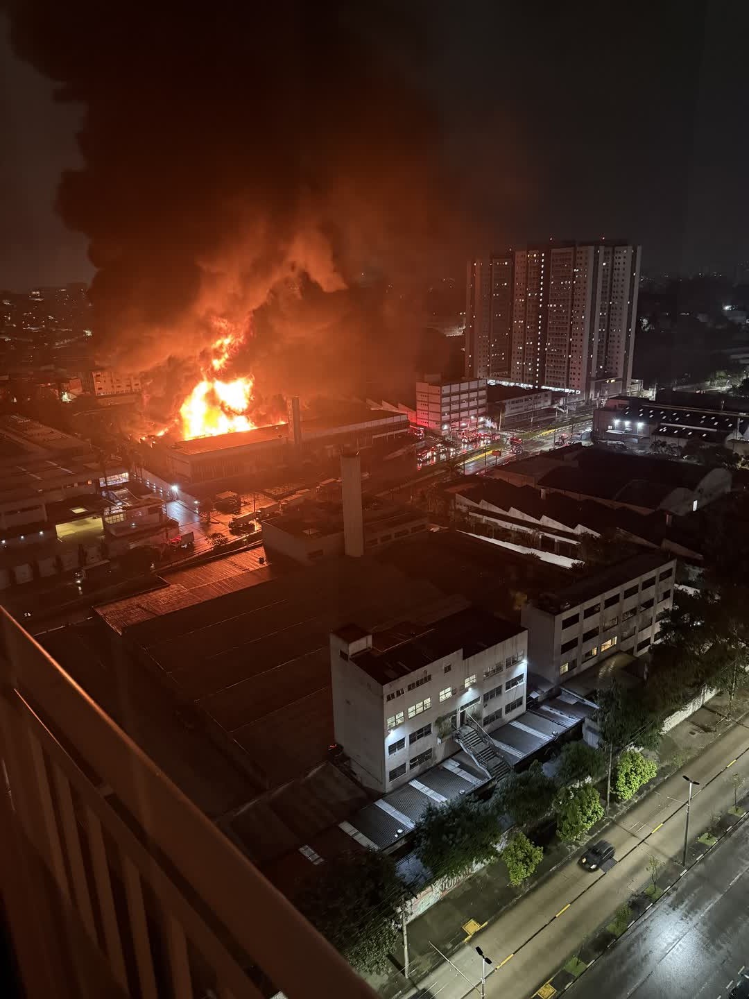 Incêndio atinge distribuidora de tintas em Diadema