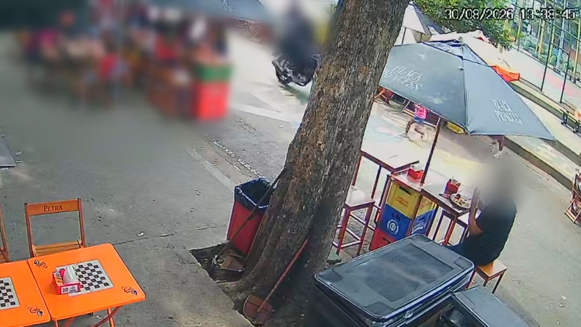 VÍDEO: criança de 3 anos é atropelada por moto na contramão no Maracanã, Zona Norte do Rio