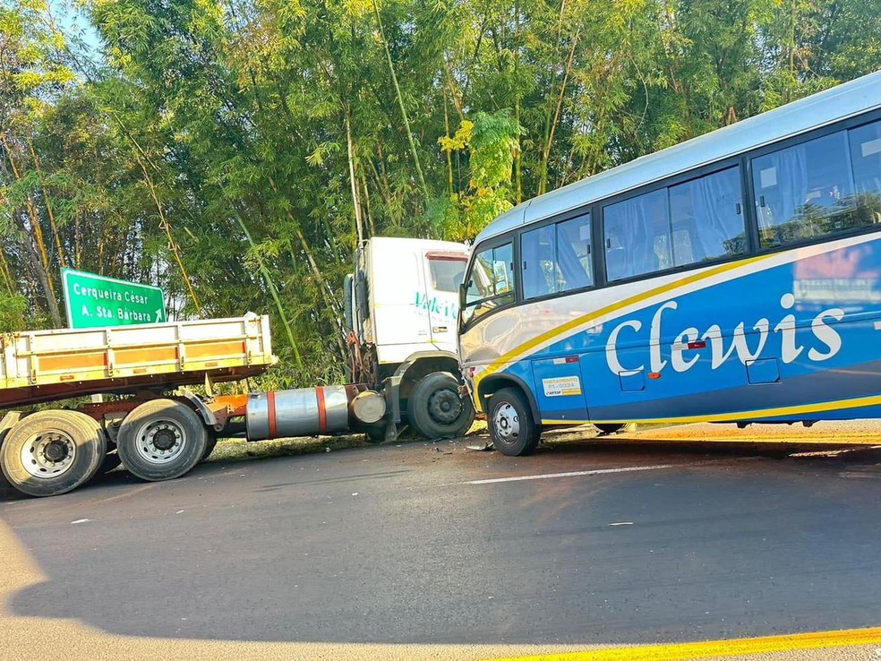 Segundo o DER o acidente em Piraju envolveu carretas, micro-ônibus e veículo de passeio. — Foto: Reprodução/Minuto do Amorim