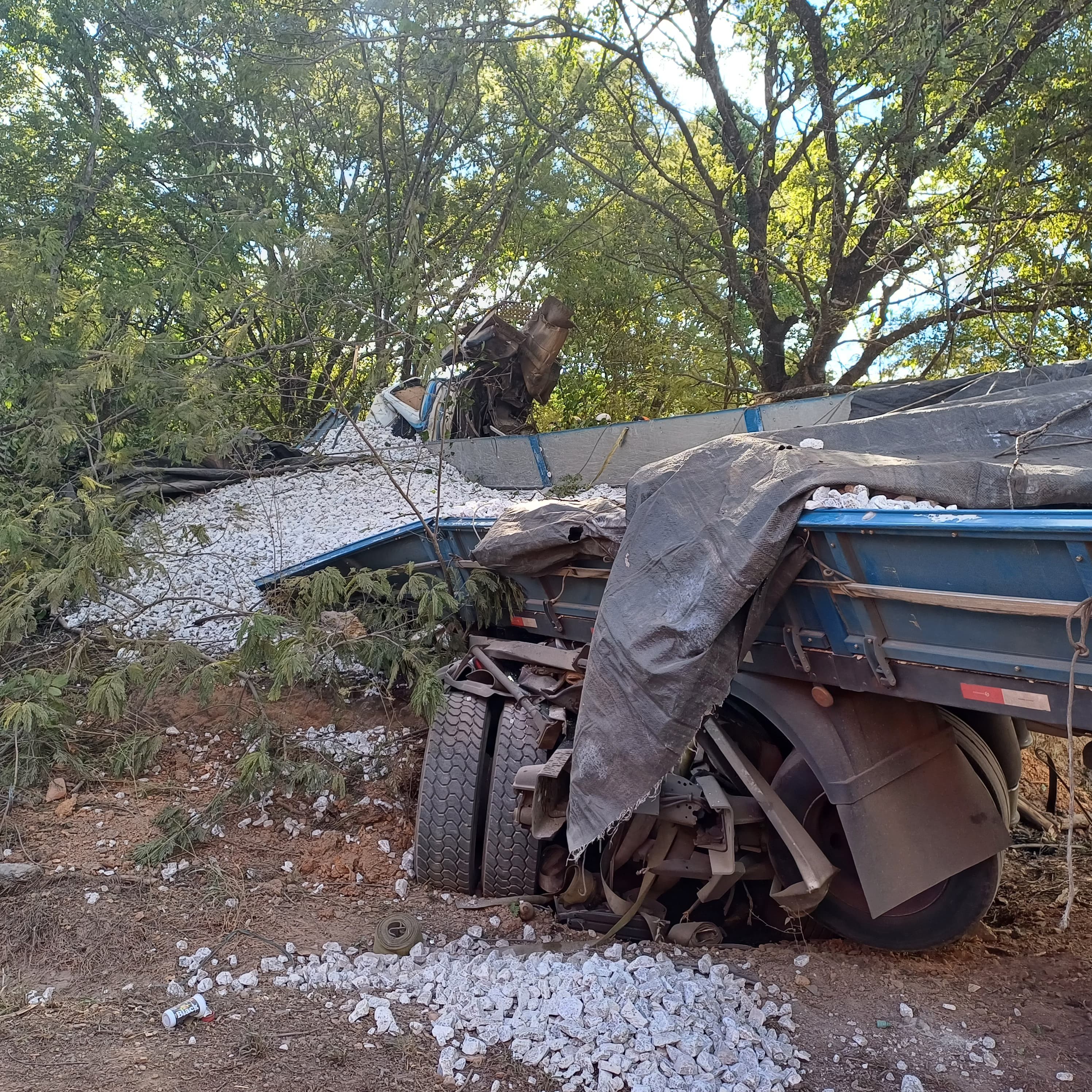 Homem morre e mulher fica gravemente ferida em acidente com carreta na BR-251