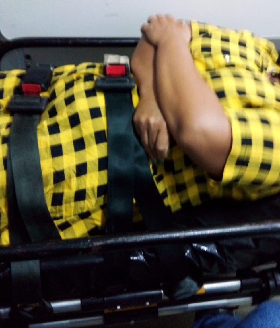 Paciente que passou três dias amarrada em poltrona de UPA é transferida para hospital em Natal — Foto: Cedida