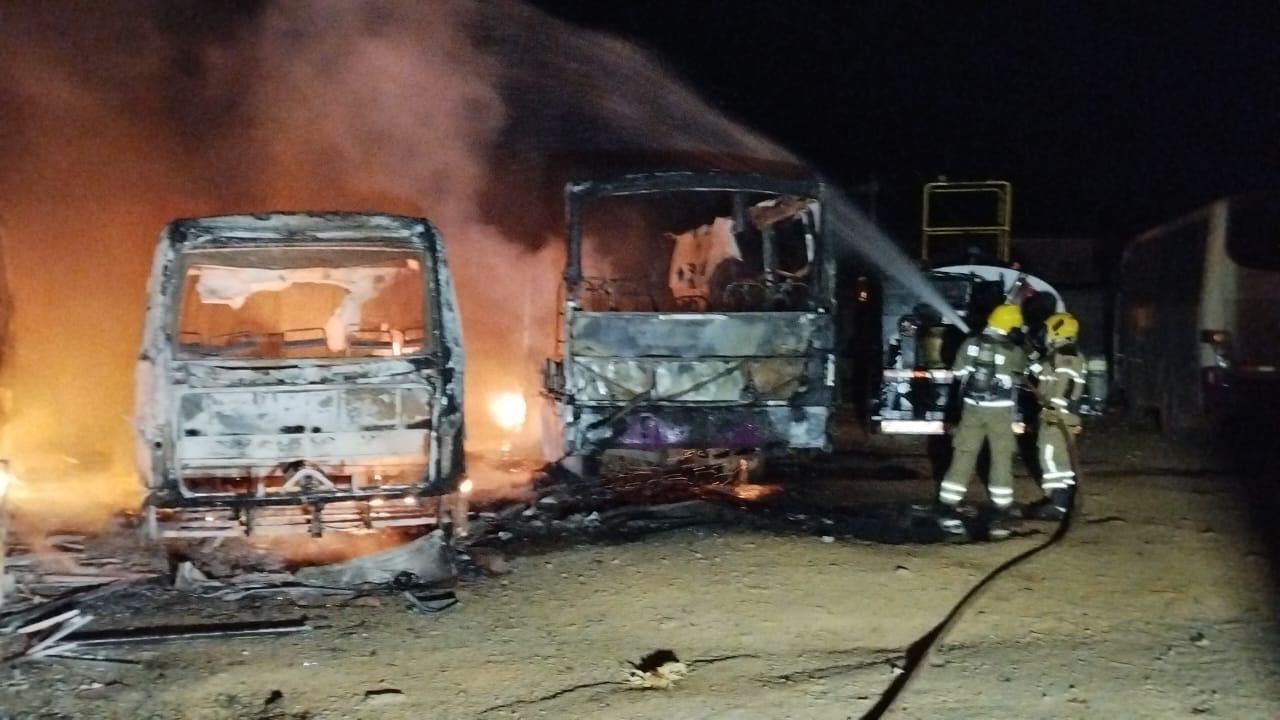 Incêndio atinge cinco veículos em garagem automotiva de Montes Claros