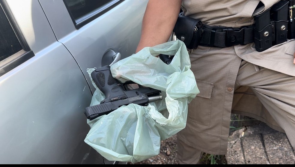 Arma que supostamente foi usada no crime foi apreendida pela polícia — Foto: Alessandro Ferreira/Agência Tocantins/Divulgação