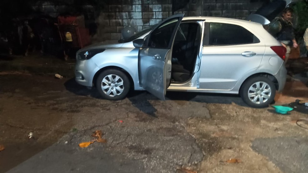 Quatro pessoas em um carro com placa clonada aguardava alguns detentos do lado de fora — Foto: Redes sociais