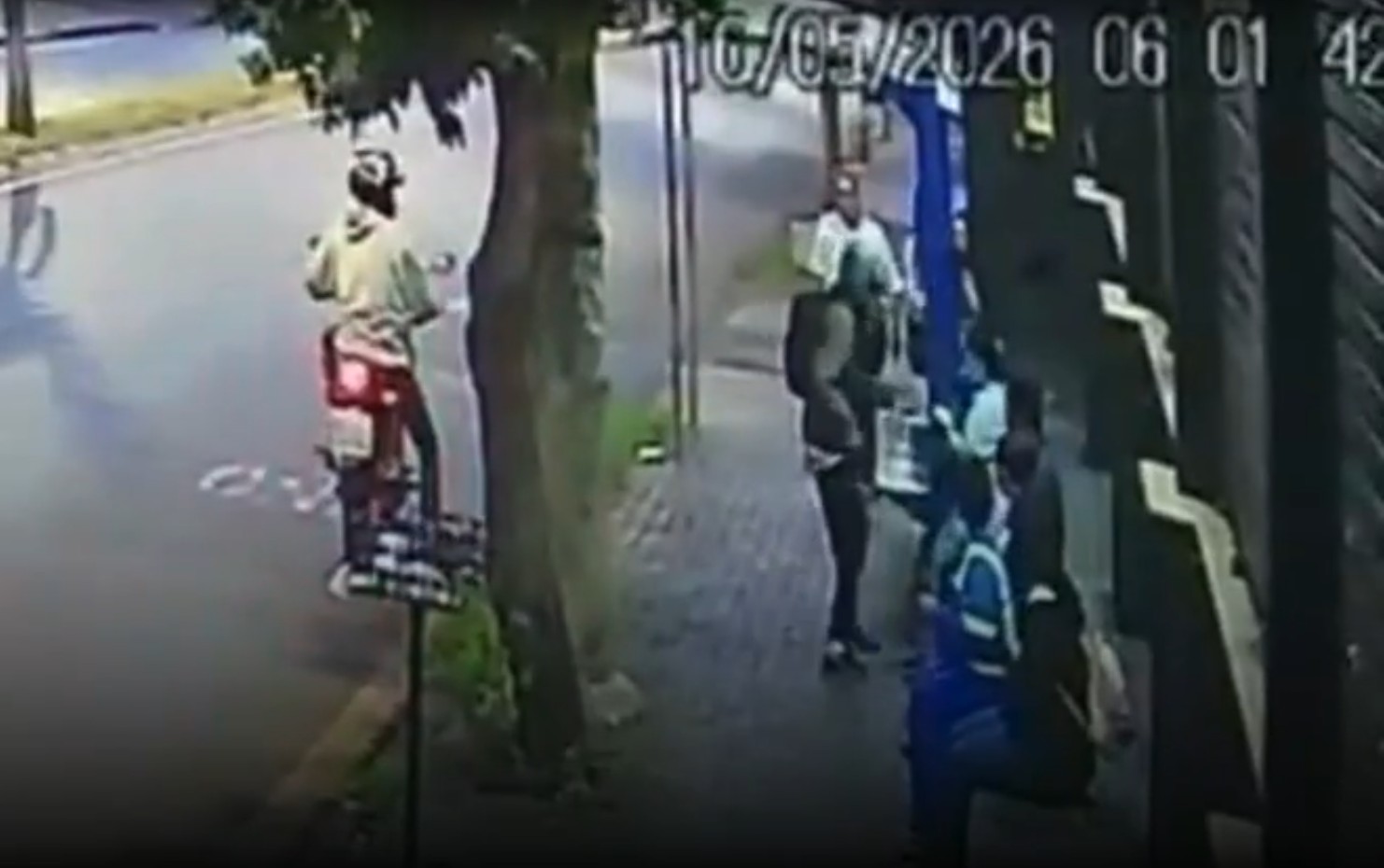 VÍDEO: Bandidos fazem arrastão em ponto de ônibus no bairro Dona Zulmira