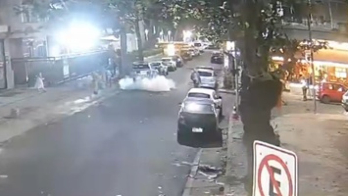 VÍDEO: carro da Seop é atacado com explosivo em Copacabana; prefeito afirma que trata-se de represália ao 'Tolerância Zero'