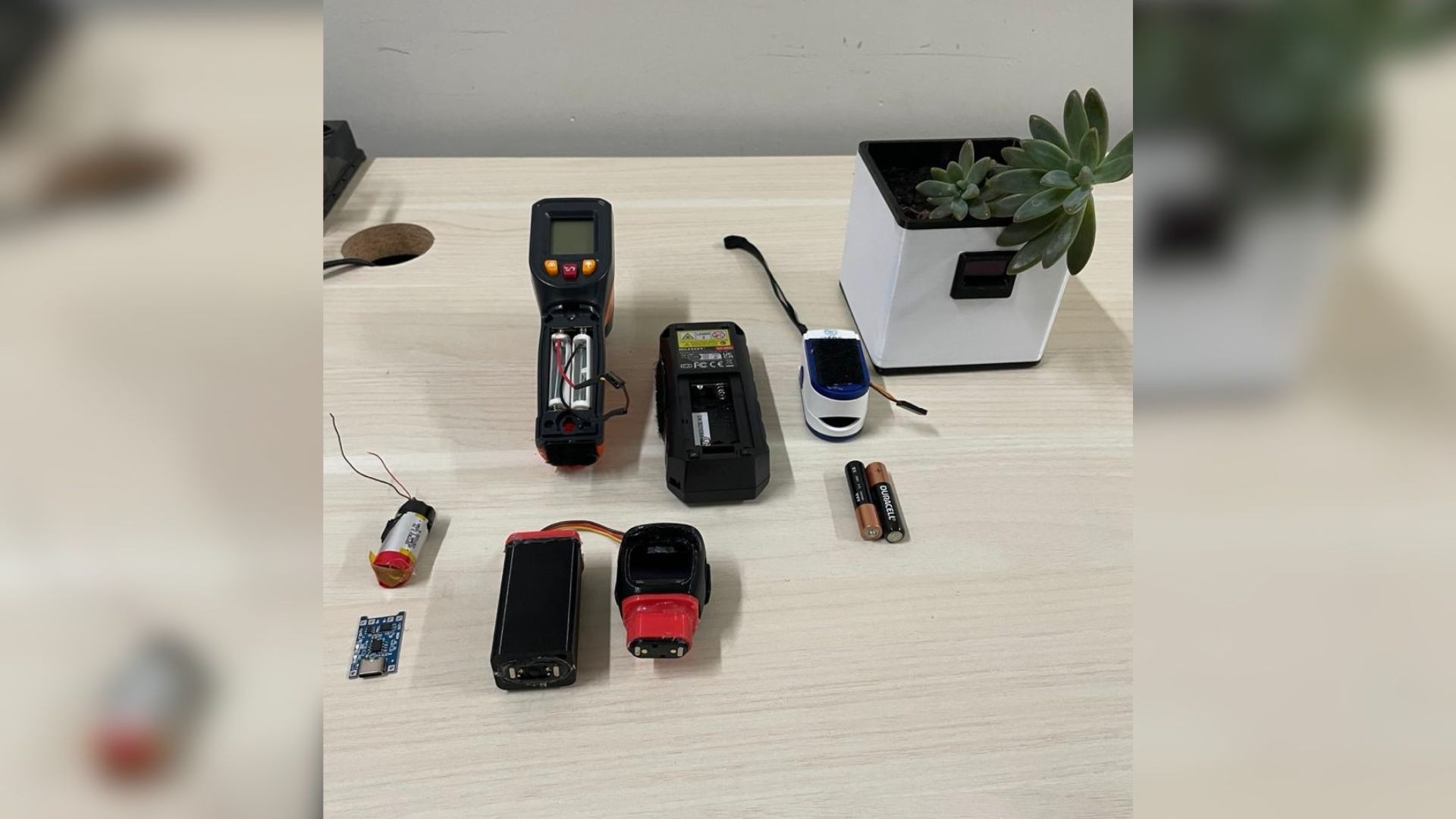 Estudantes transformam cigarros eletrônicos apreendidos em controles remotos, termômetros e oxímetros