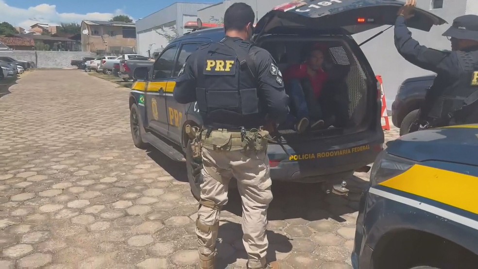 Rogério da Silva Mendonça e Deibson Cabral Nascimento saem da viatura da Polícia Rodoviária Federal após serem presos em Marabá (CE) — Foto: Reprodução/TV Globo