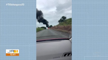 Caminhão pega fogo em rodovia no interior do Tocantins