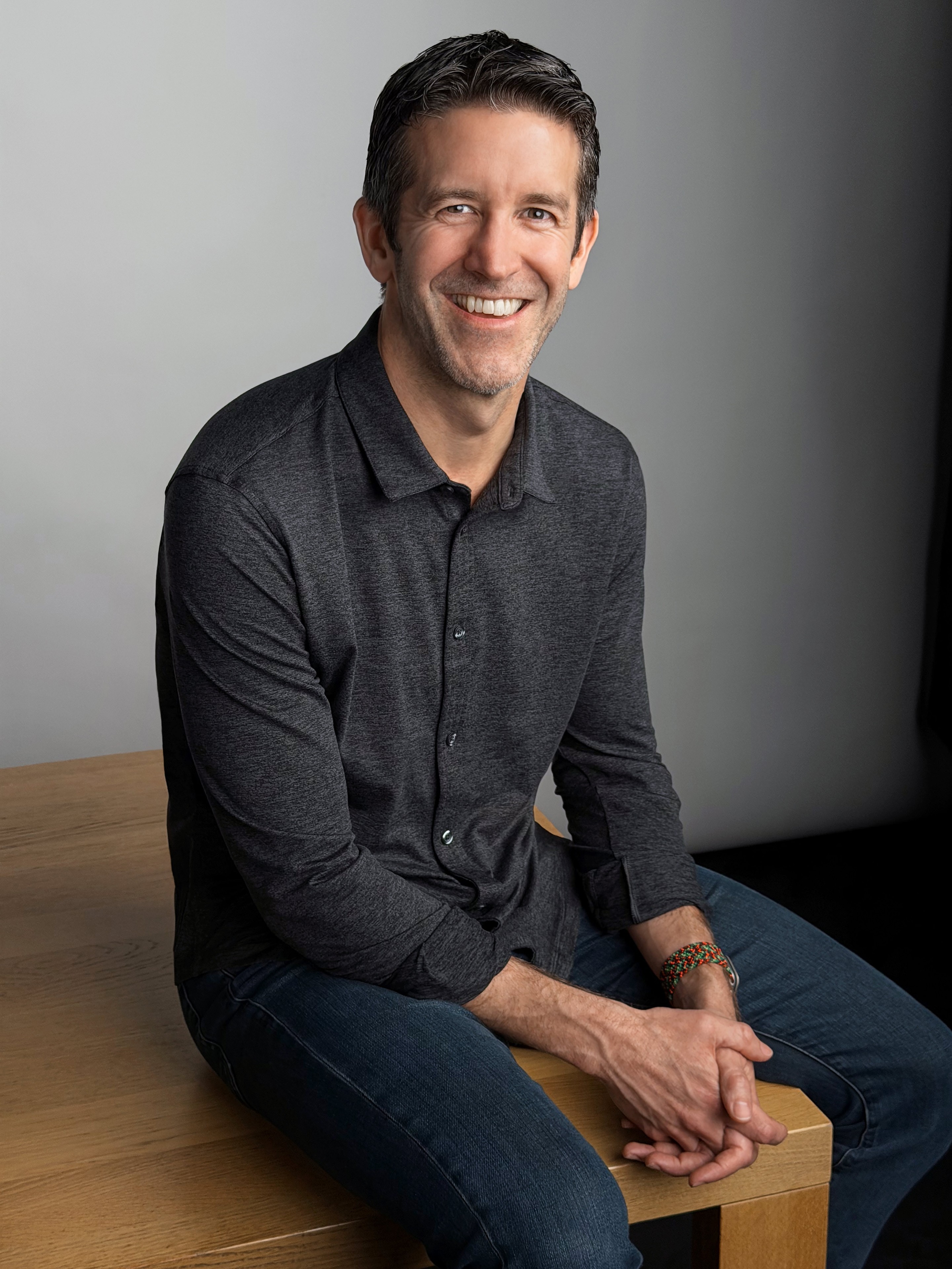 Quem é John Ternus, sucessor de Tim Cook no comando da Apple