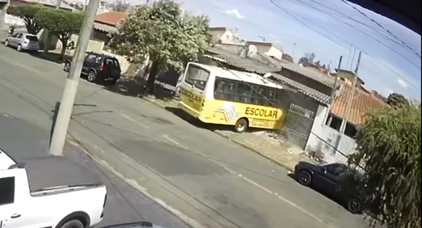 Ônibus escolar invade casa em Nova Odessa — Foto: Reprodução