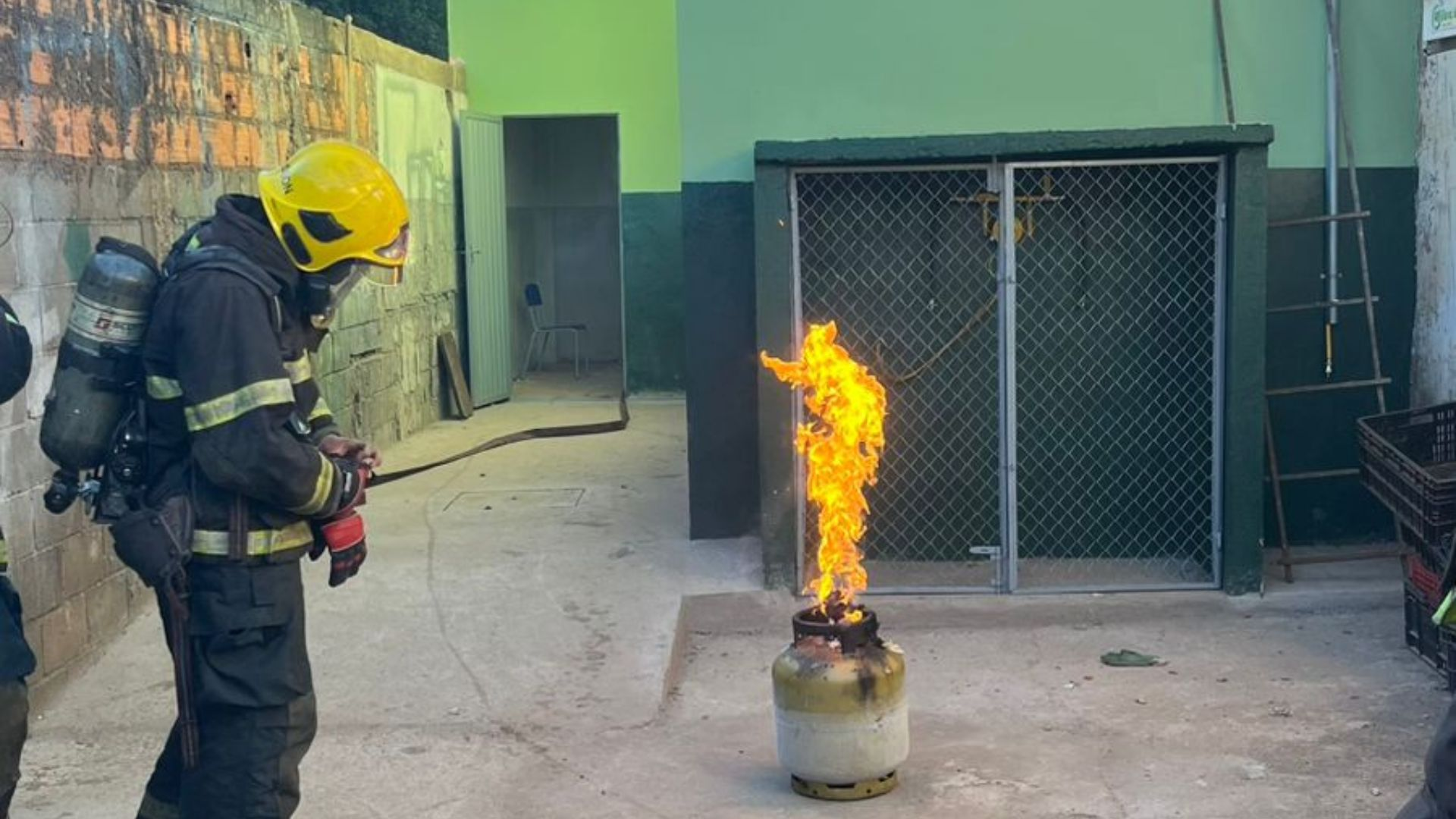 Explosão de botijão provoca incêndio em cozinha de escola estadual no bairro Alvorada, em Uberlândia