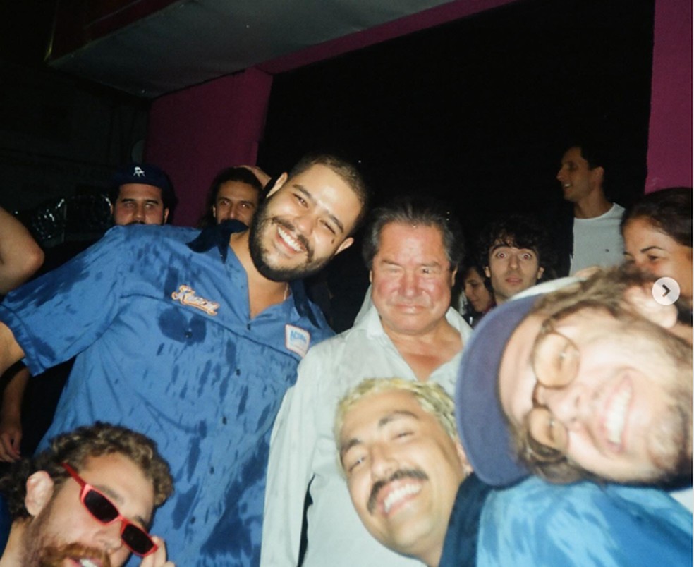 Integrantes da banda Jovem Dion&iacute;sio com o Pedrinho ao centro da imagem &mdash; Foto: Redes sociais