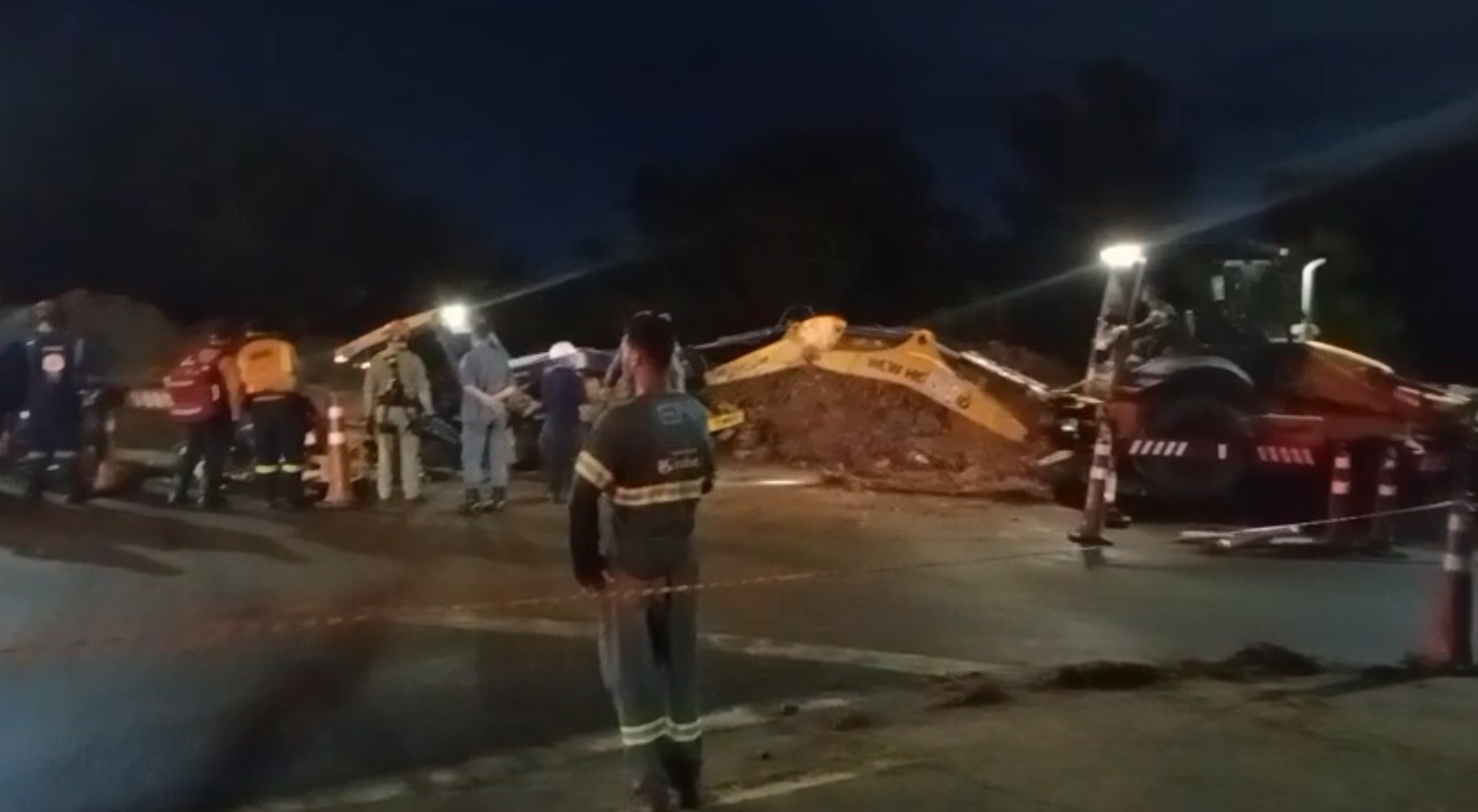 Trabalhador morre esmagado por retroescavadeira durante obra de esgoto em Hortolândia