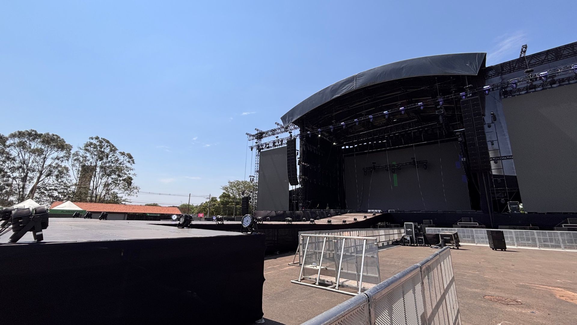 VÍDEO: palco do Maroon 5 em Rio Preto tem 50m de largura, passarela e paredão de LED