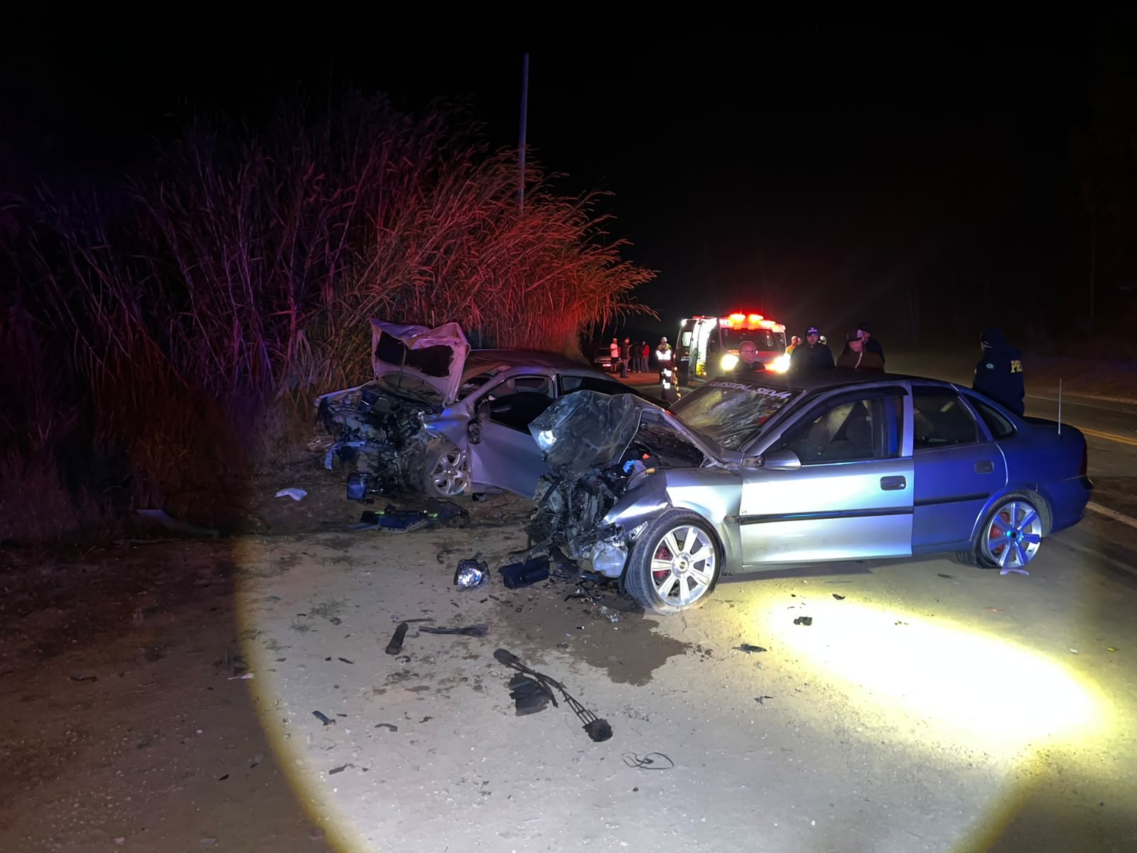 Acidente entre carros deixa três mortos na BR-116, em Manhuaçu