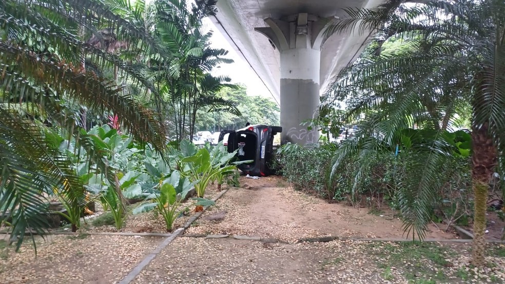 Carro parou no canteiro central de viaduto após perder o controle em curva. — Foto: Cléssio Rodrigues/ SVM