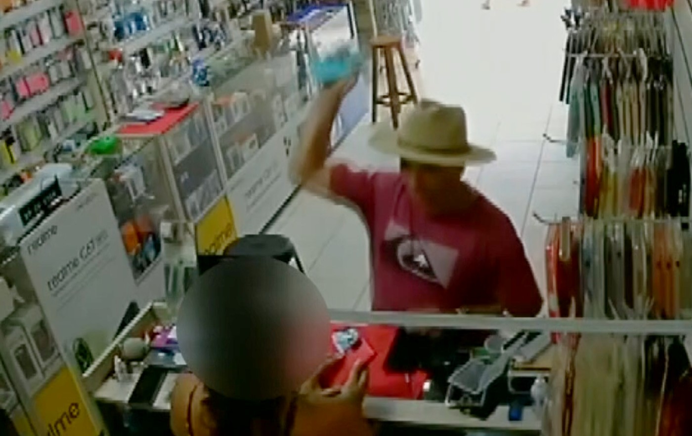 VÍDEO: cliente bate celular no rosto de vendedora durante atendimento no PR
