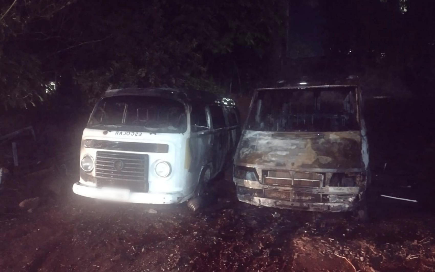 Dois veículos pegam fogo em pátio municipal em São Tomás de Aquino, MG