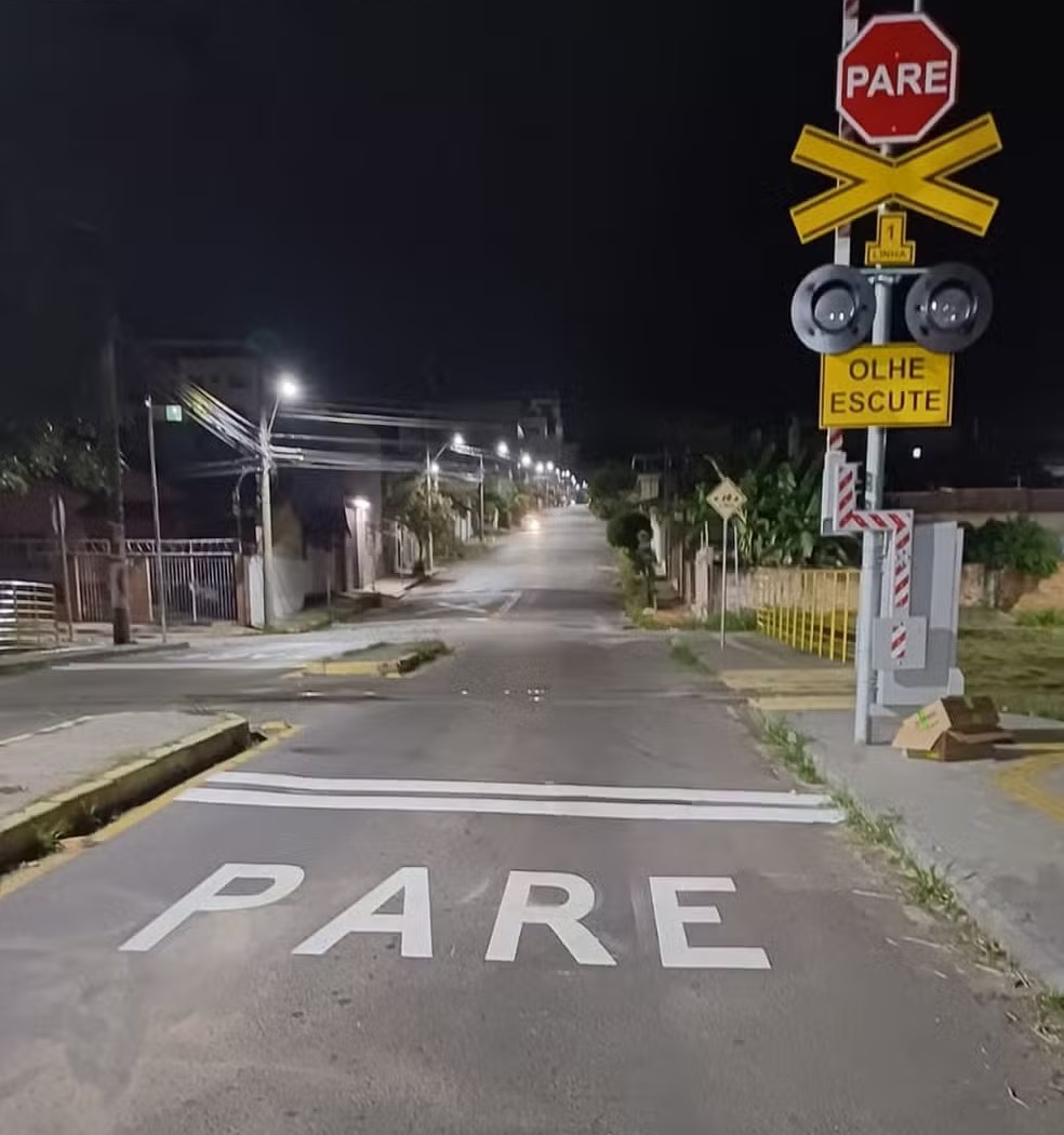 Pintura de RAPE foi corrigida pouco tempo depois para PARE em Divinópolis — Foto: Prefeitura de Divinópolis/Divulgação