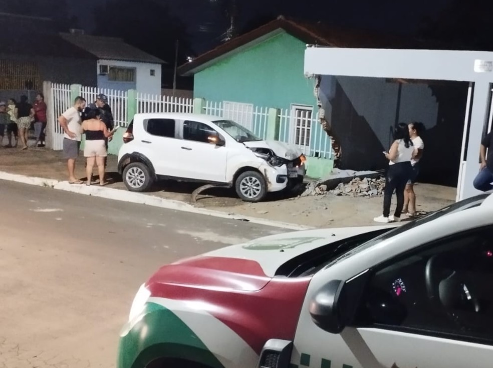 Acidente aconteceu no cruzamento entre a rua Arnaldo do Mapim, com a rua Acácia. — Foto: Guarda Municipal de Várzea Grande