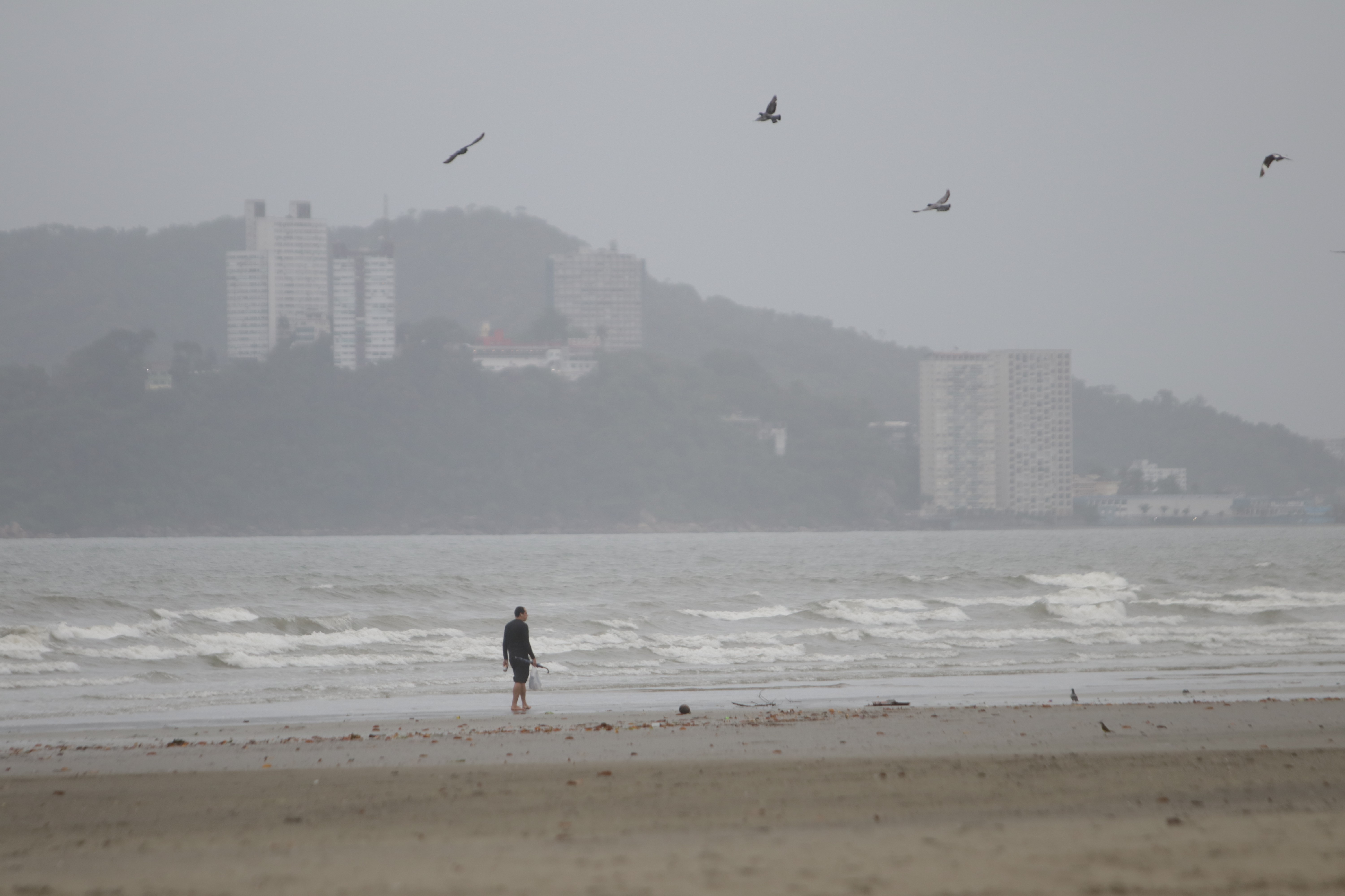 Frente fria deve trazer chuva, ventos fortes e mar agitado na Baixada Santista; veja a previsão