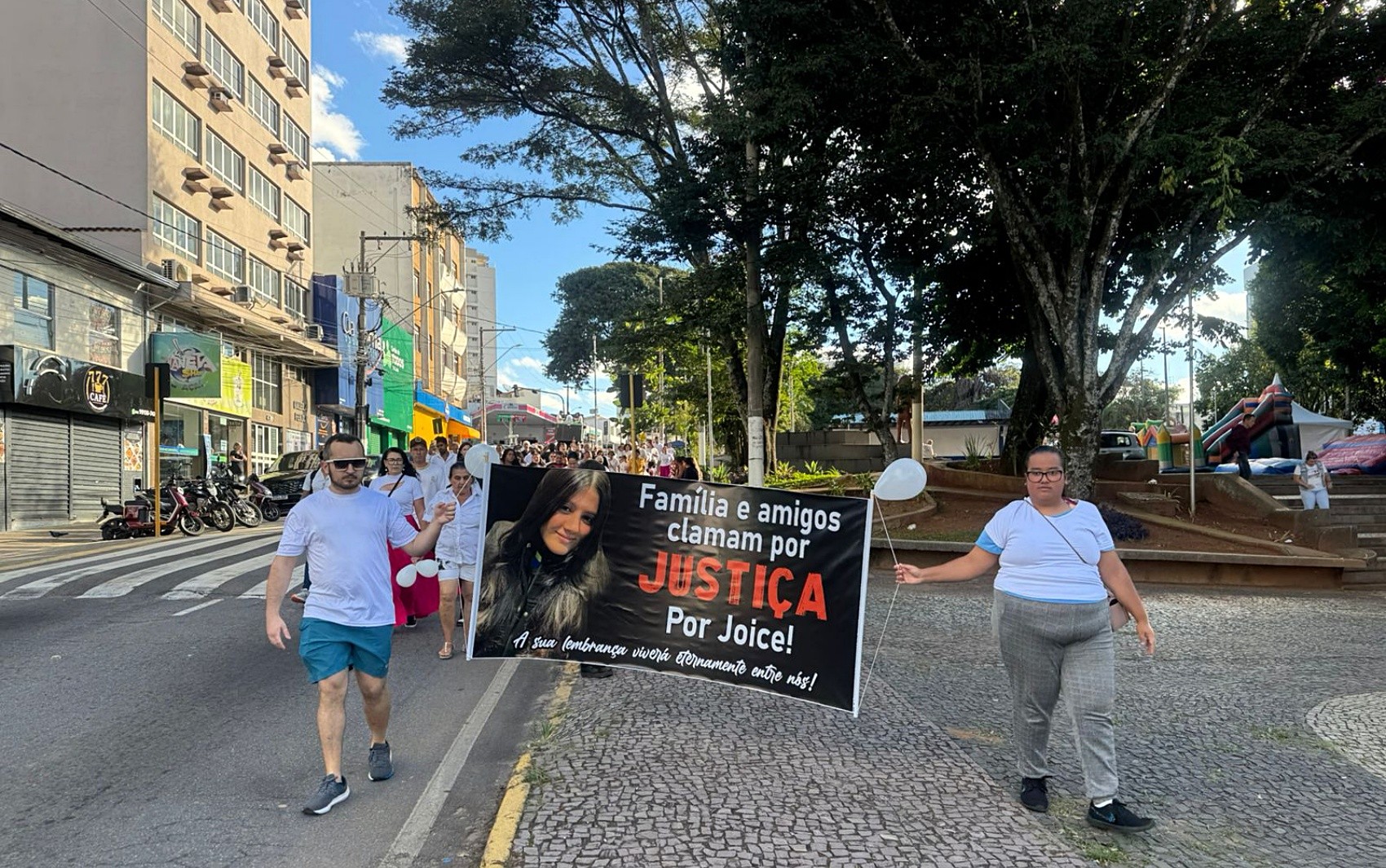 Protesto cobra justiça e respostas sobre a morte de jovem em Varginha, MG