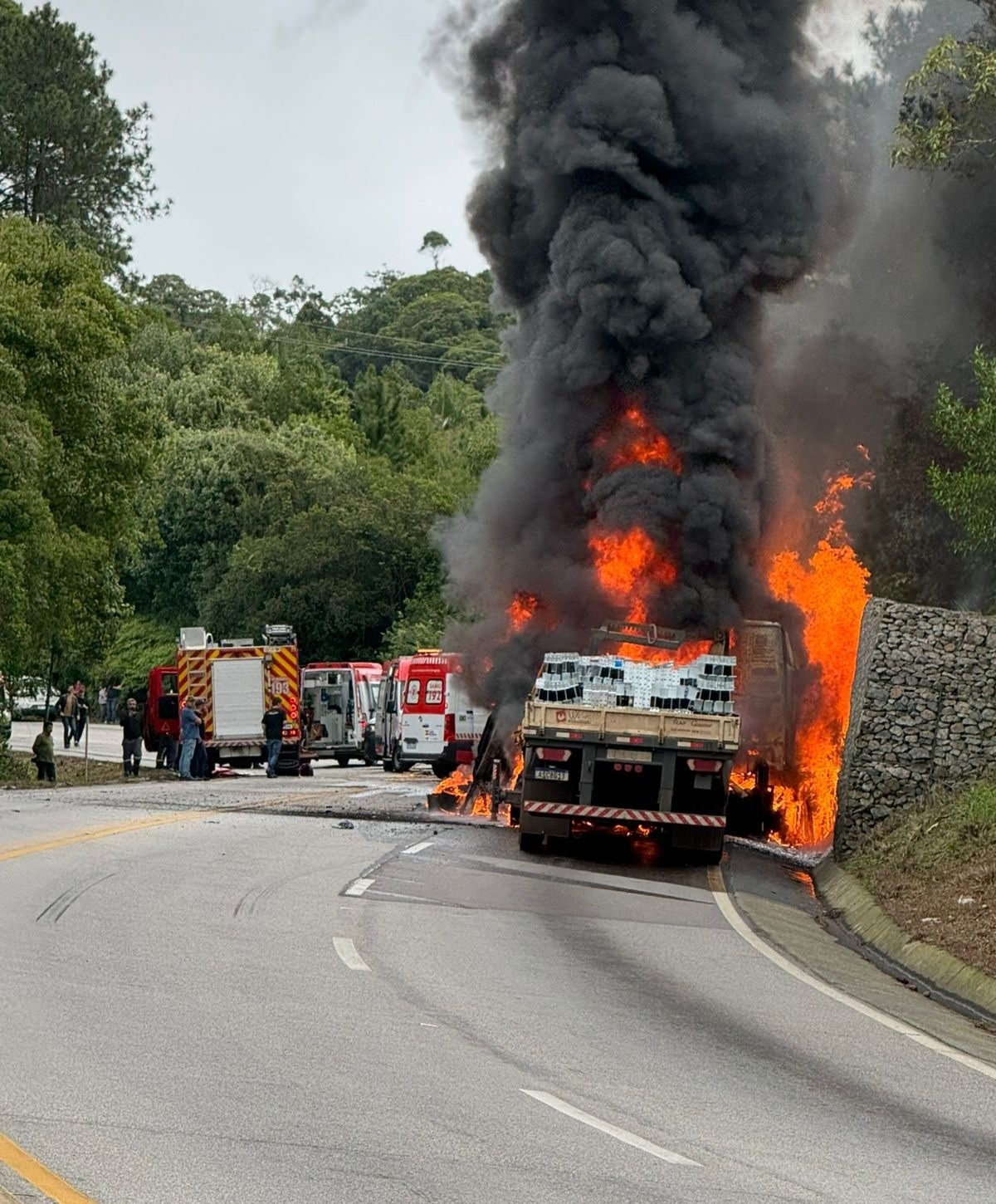 Acidente com caminhão carregado de madeira deixa 6 feridos e interdita trecho da BR-282 em SC; VÍDEO