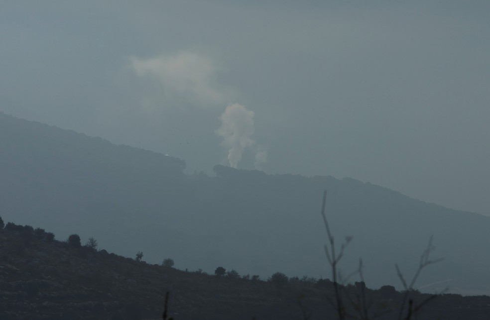 Fumaça é vista próxima da fronteira entre o Líbano e Israel, em 8 de outubro de 2023 — Foto: REUTERS/Aziz Taher