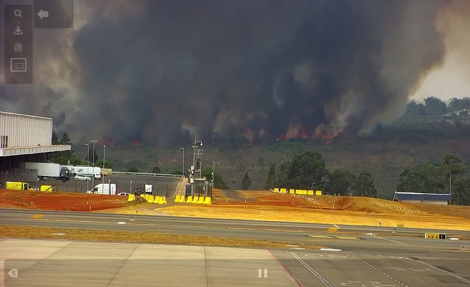 Incêndio atinge mata perto do Aeroporto de Brasília e fumaça provoca fechamento de uma pista para pousos e decolagens