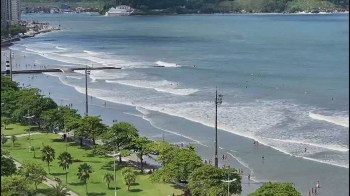 Caminhão é engolido por 'areia movediça' em praia do litoral de SP, Santos  e Região