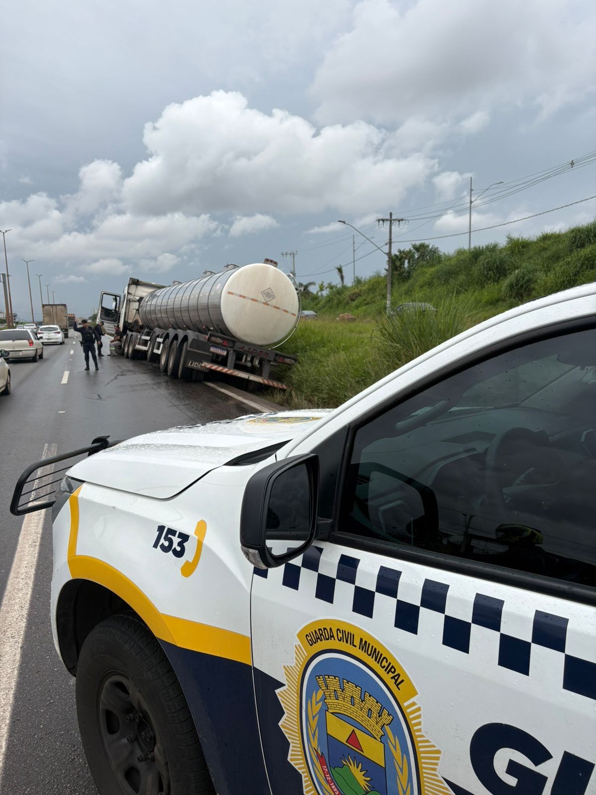 Motorista com sinais de embriaguez perde controle de carreta e cai em vala no Anel Rodoviário de BH