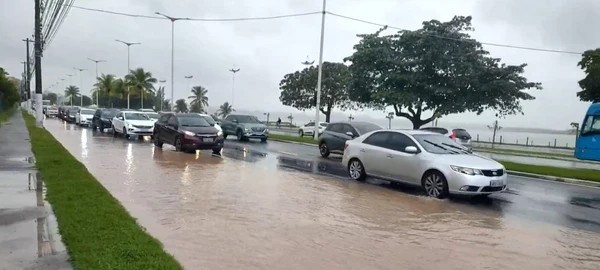 Adutora se rompe, alaga trecho da avenida Dante Michelini e complica trânsito em Vitória