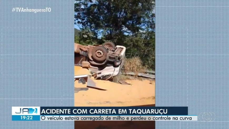 Motorista perde o controle em curva e carreta carregada com 50 toneladas de milho tomba na TO-030