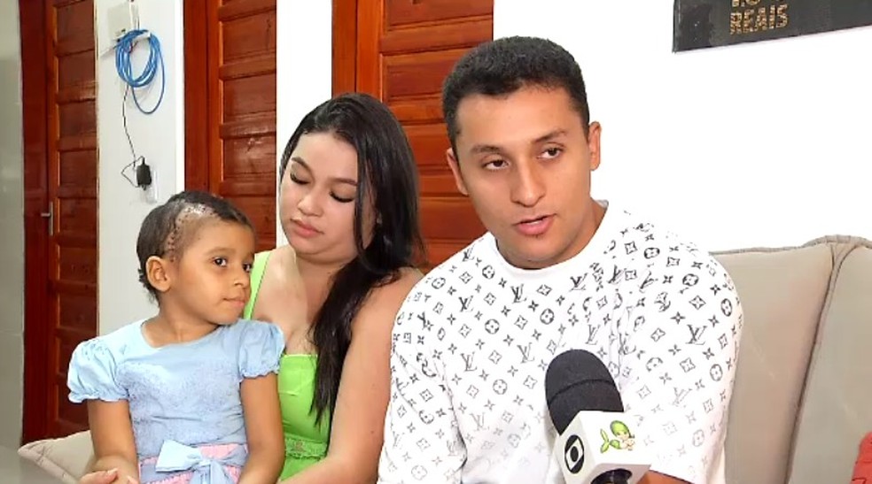 Ana Lia, sua mãe, Thaís, e seu pai, Fagner — Foto: TV Verdes Mares