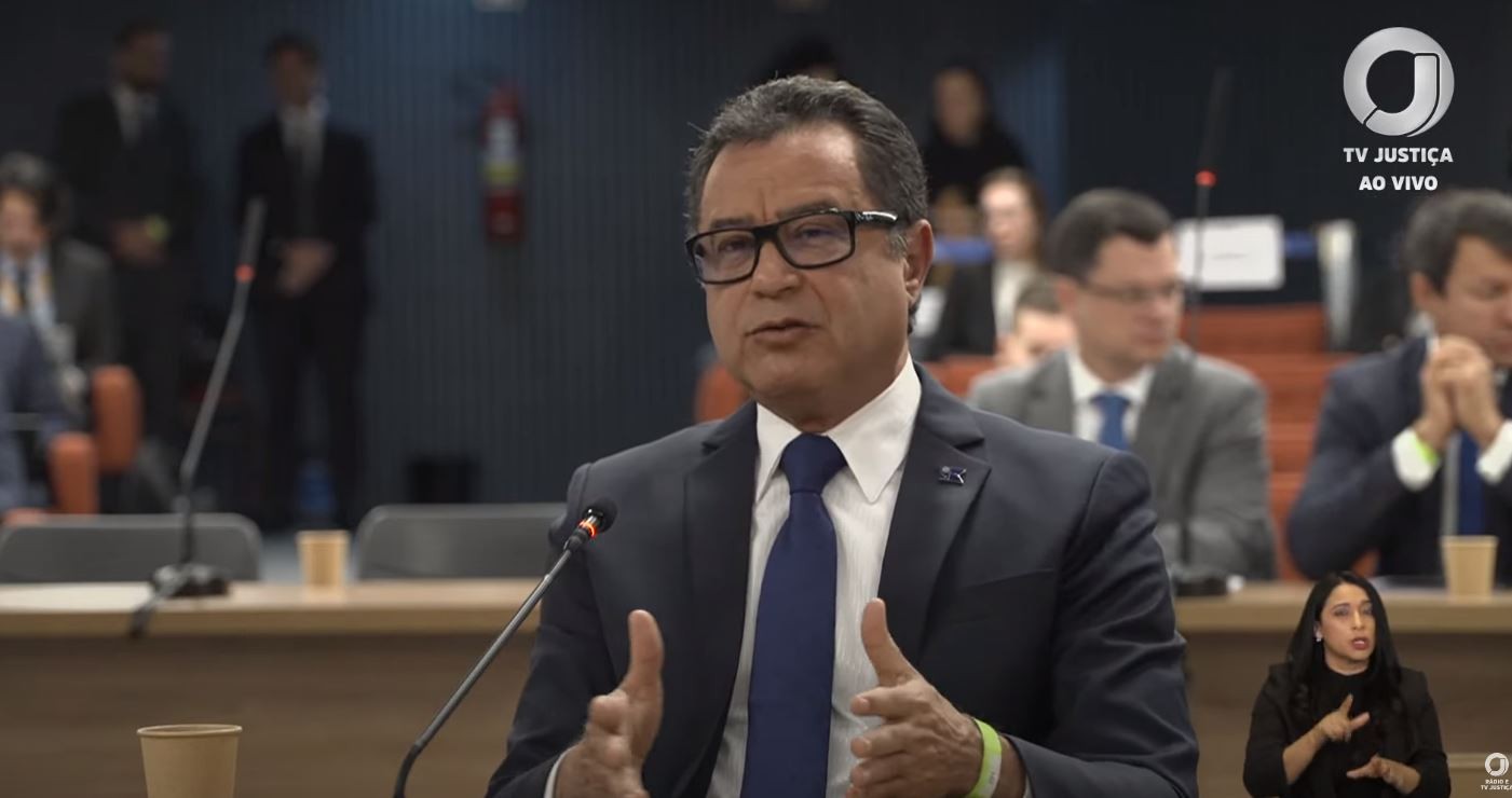 Com voz embargada, ex-chefe da Marinha explica não ter passado cargo a sucessor indicado por Lula: 'Não foi com alegria'