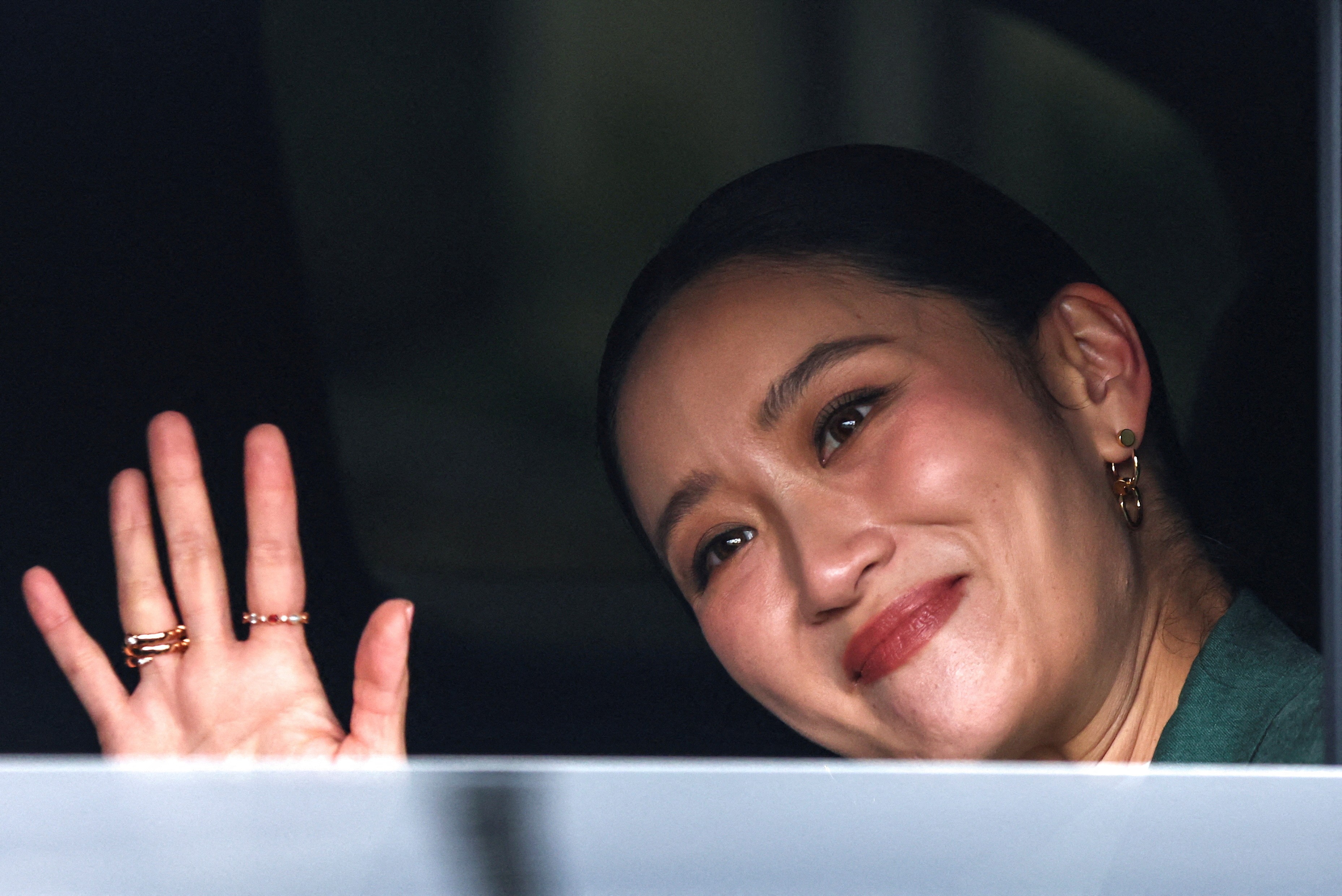 Primeira-ministra tailandesa, de 38 anos, é retirada do cargo por 'tom inadequado' em disputa territorial com Camboja