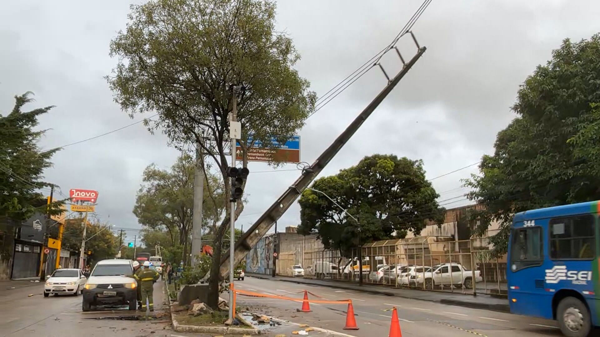 Caminhão bate em poste de alta tensão, que fica 'pendurado'; Avenida Abdias de Carvalho é interditada para conserto
