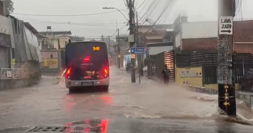 Temporal alaga avenidas e causa transtorno no trânsito em BH e Região Metropolitana