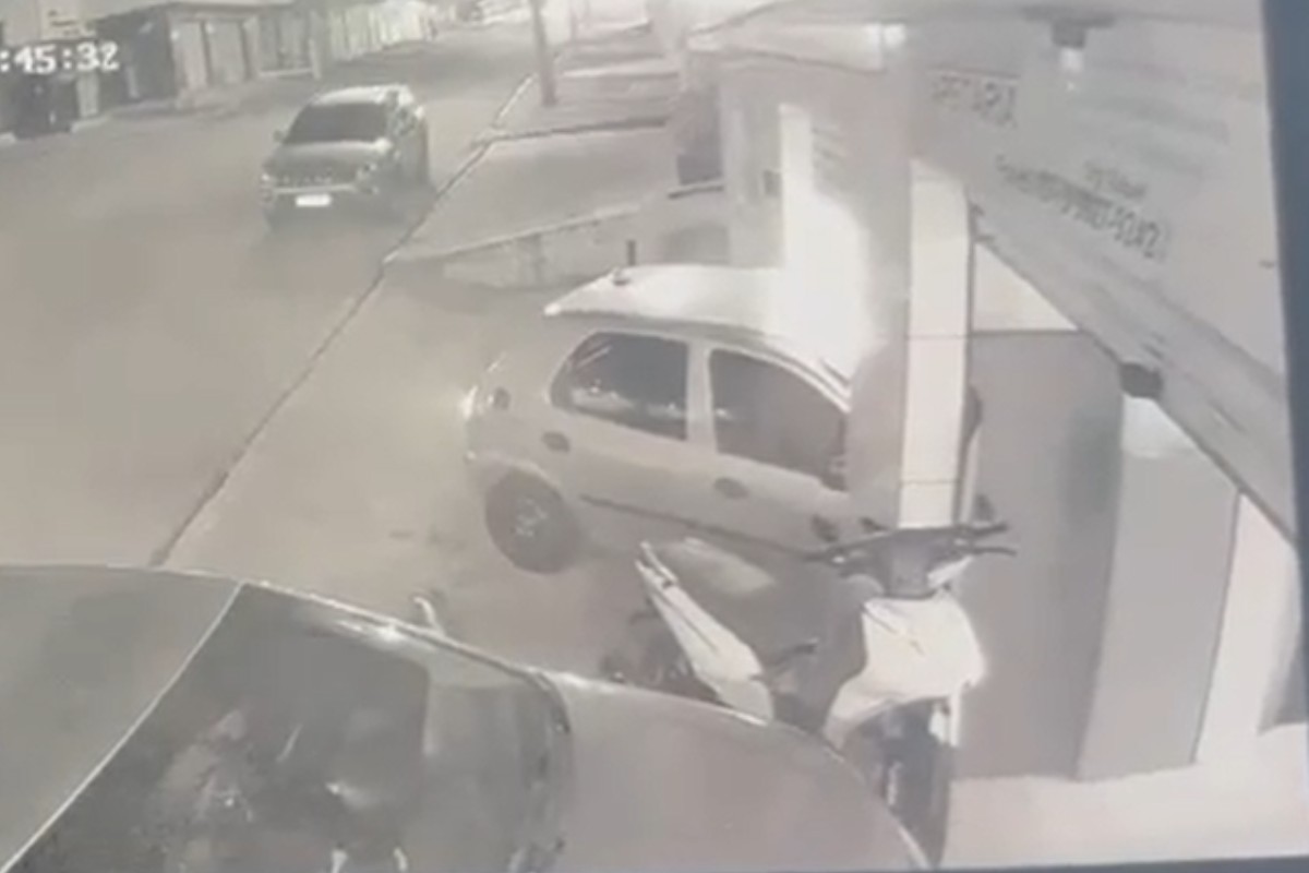 Carro invade salão de beleza após subir calçada em Garanhuns; três pessoas ficam feridas