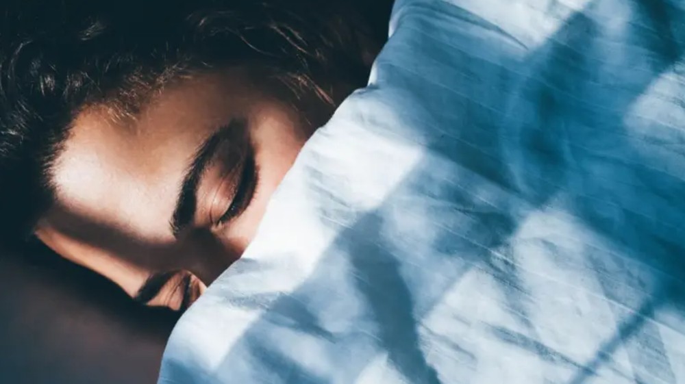 Dormir mais nos fins de semana pode reduzir riscos de hipertensão e diabetes tipo 2