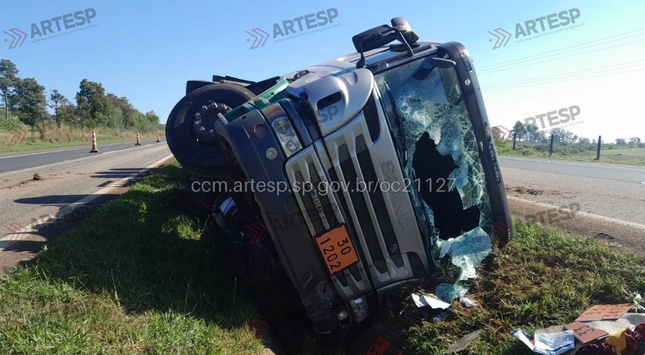 Carreta que transportava óleo diesel tomba no canteiro central e deixa motorista ferido em Itapetininga