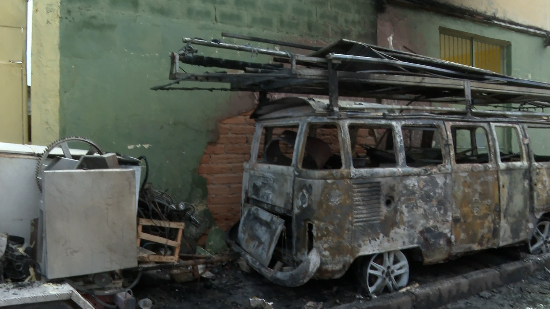 Barraca de pastel e kombi ficam completamente destruídas após incêndio em feira na Grande Vitória