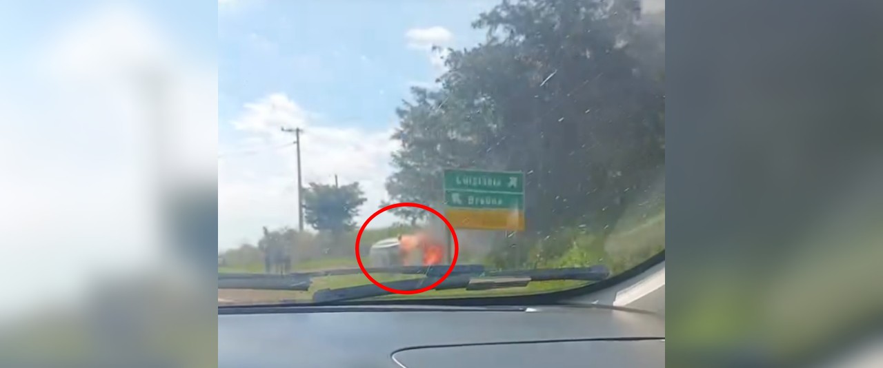 Homem capota carro ao tentar fugir de perseguição policial no interior de SP; veículo pegou fogo 