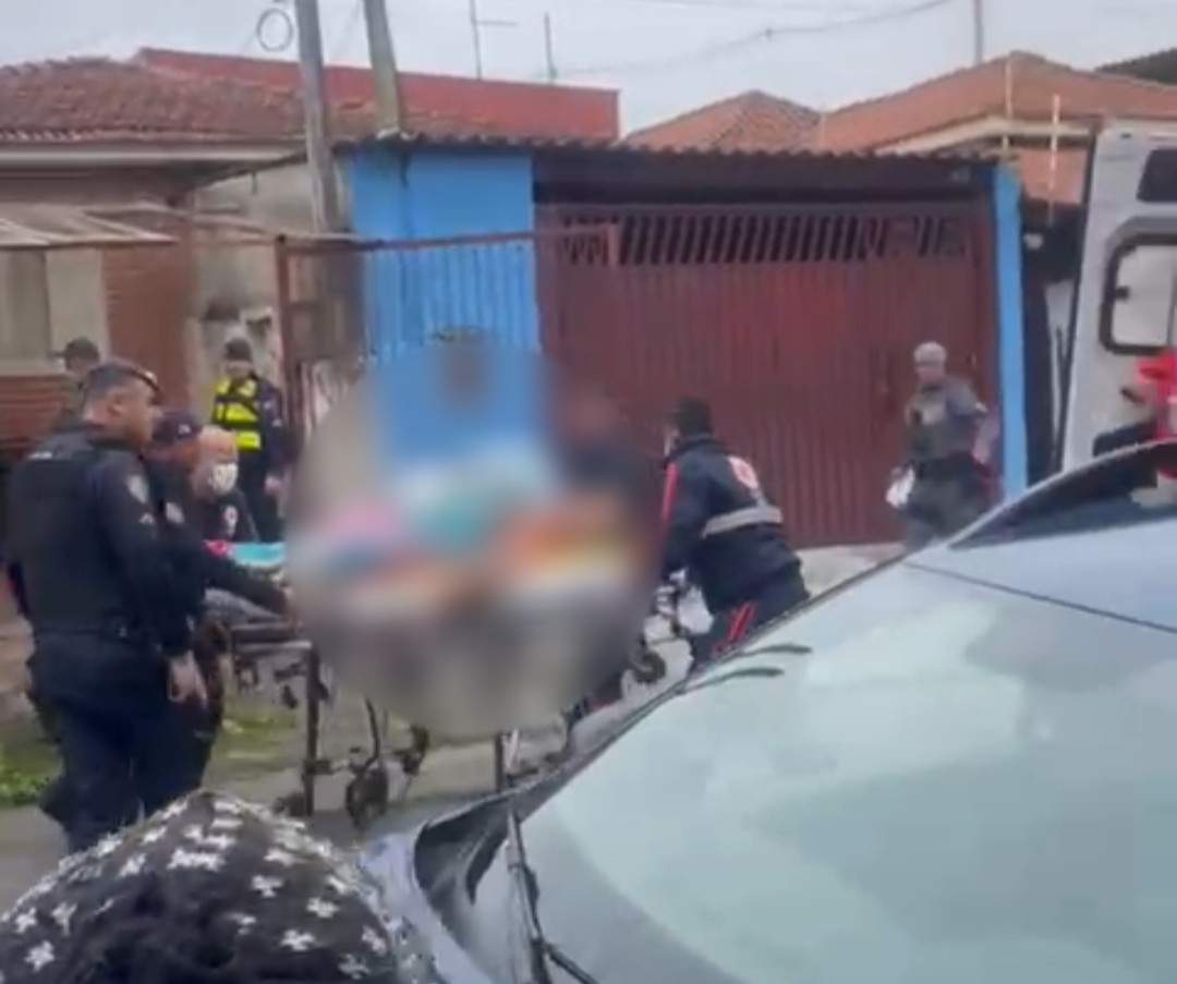 Mulher é esfaqueada por companheiro em Suzano