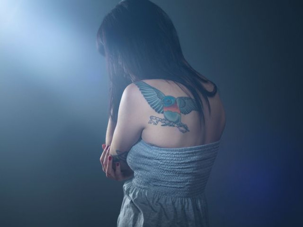 Estudos mostram que tatuagens feitas em ambientes não profissionais, como prisões, apresentam risco aumentado de hepatite C — Foto: GETTY IMAGES