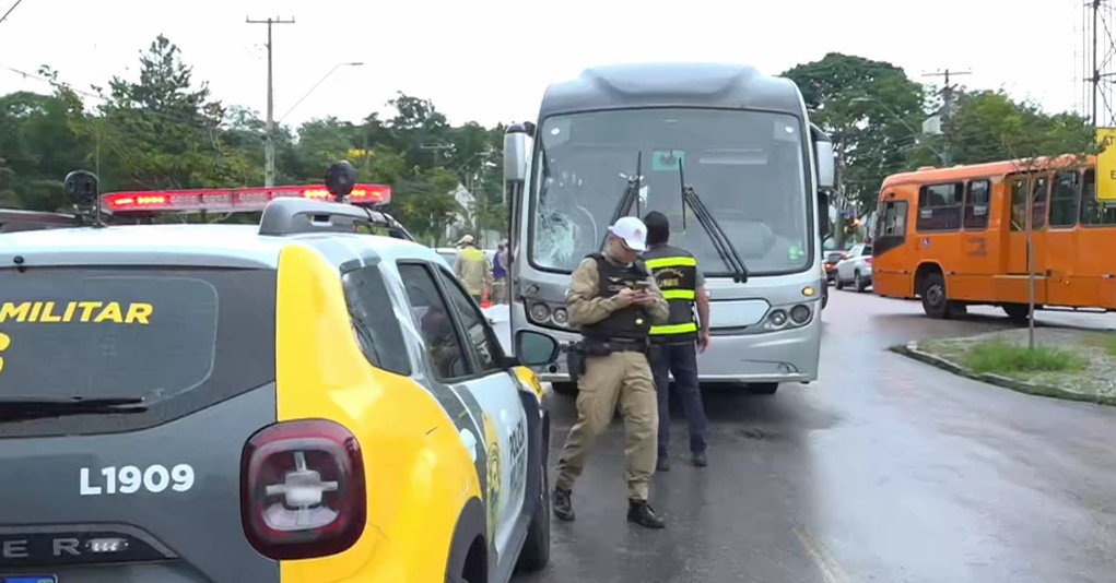 Jovem morre atropelado por ônibus a caminho do trabalho em Curitiba